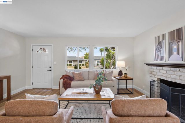 8526 Briarwood Ln, Dublin, CA 94568