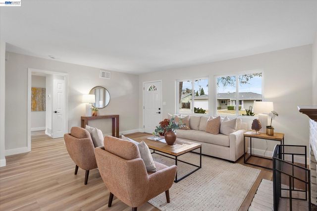 8526 Briarwood Ln, Dublin, CA 94568