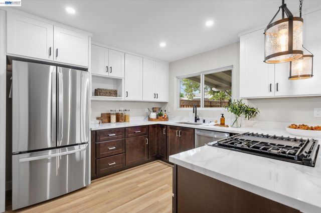 8526 Briarwood Ln, Dublin, CA 94568