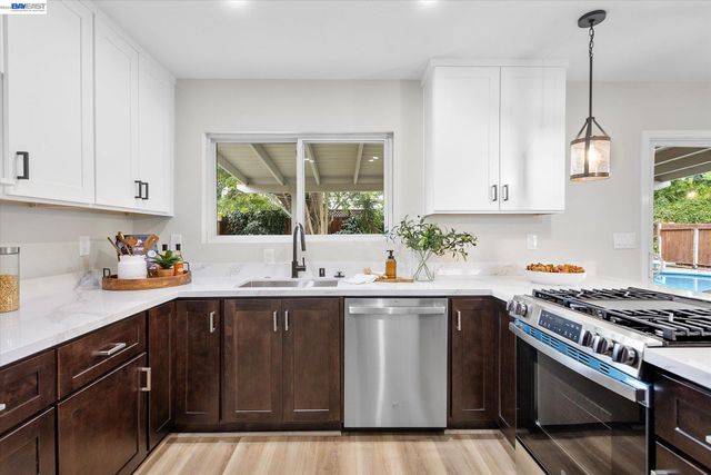 8526 Briarwood Ln, Dublin, CA 94568