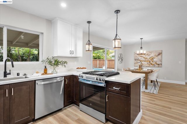 8526 Briarwood Ln, Dublin, CA 94568