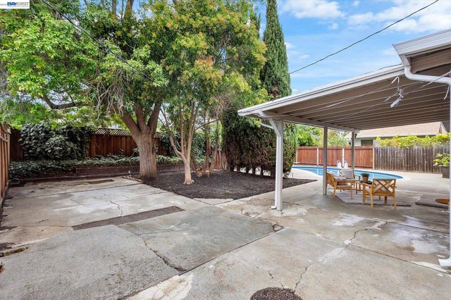 8526 Briarwood Ln, Dublin, CA 94568