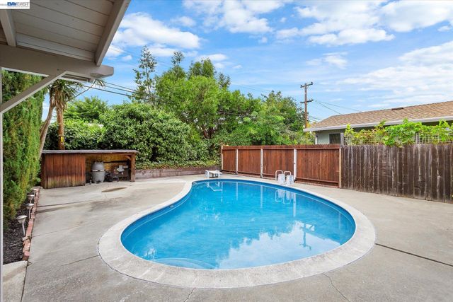 8526 Briarwood Ln, Dublin, CA 94568