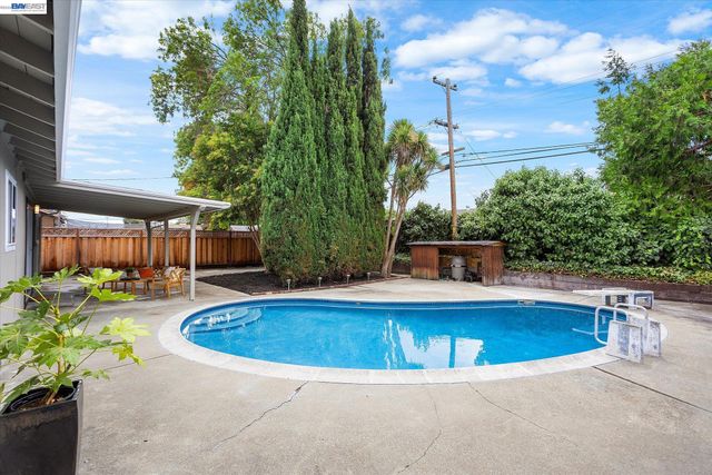 8526 Briarwood Ln, Dublin, CA 94568