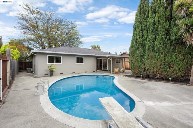 8526 Briarwood Ln, Dublin, CA 94568