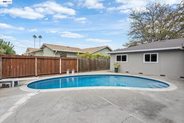 8526 Briarwood Ln, Dublin, CA 94568