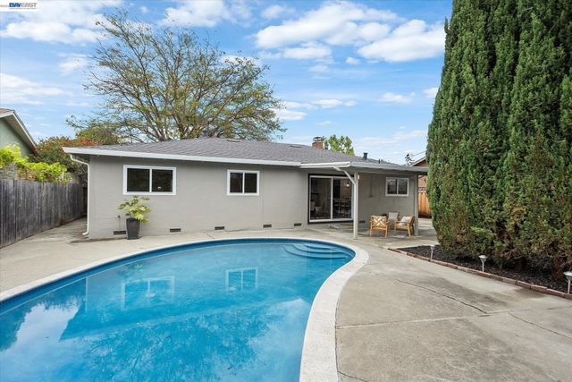 8526 Briarwood Ln, Dublin, CA 94568