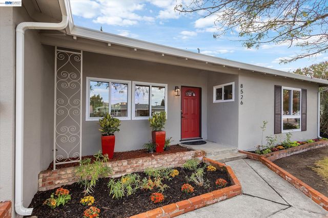 8526 Briarwood Ln, Dublin, CA 94568