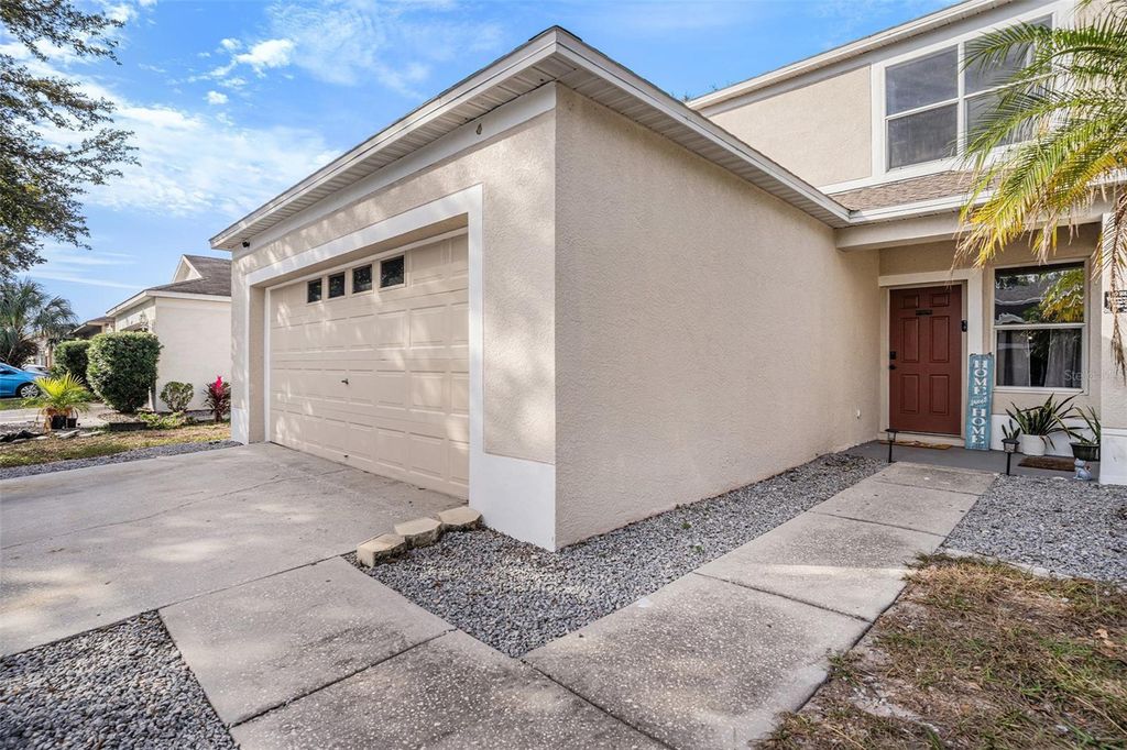 Image 4 of property listing at 8430 QUARTER HORSE DRIVE, Riverview, FL 33578