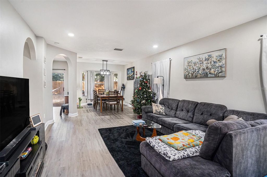 Image 5 of property listing at 8430 QUARTER HORSE DRIVE, Riverview, FL 33578