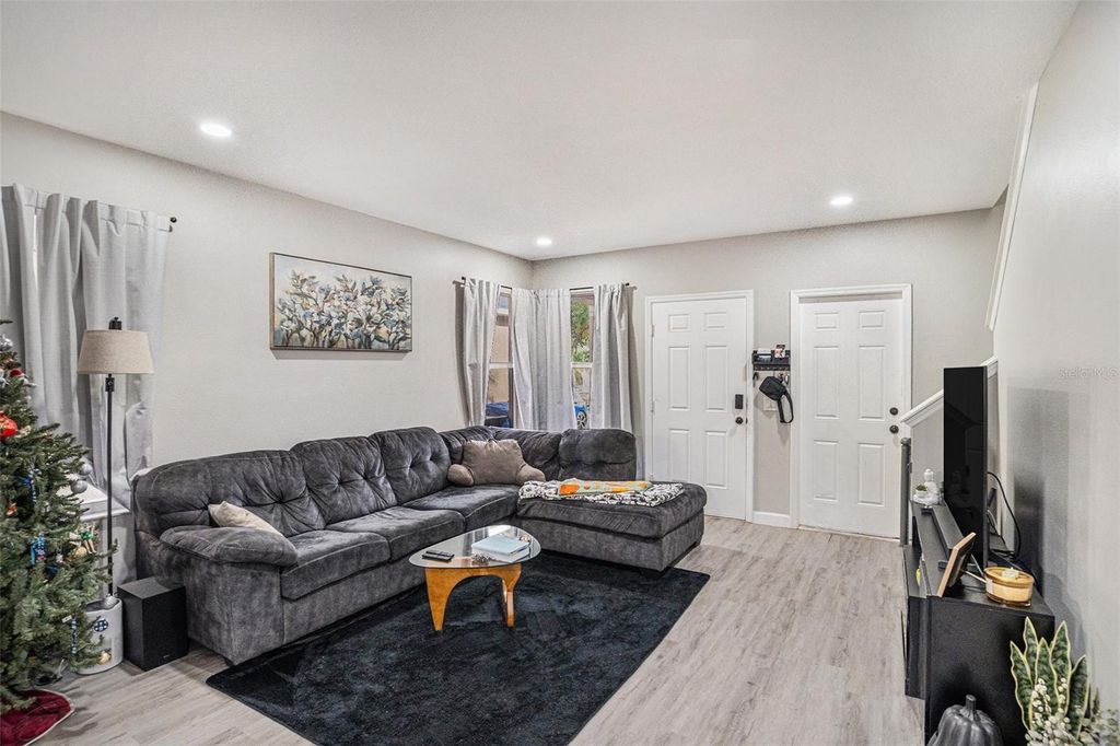 Image 6 of property listing at 8430 QUARTER HORSE DRIVE, Riverview, FL 33578