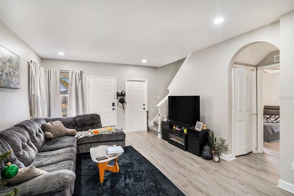 Image 7 of property listing at 8430 QUARTER HORSE DRIVE, Riverview, FL 33578