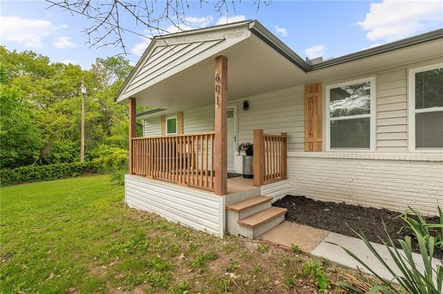 601 E Eisenhower Road, Lansing, KS 66043