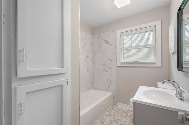 601 E Eisenhower Road, Lansing, KS 66043