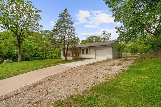 601 E Eisenhower Road, Lansing, KS 66043