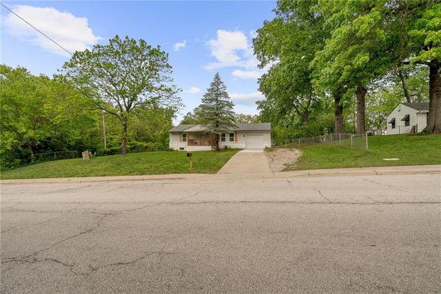 601 E Eisenhower Road, Lansing, KS 66043