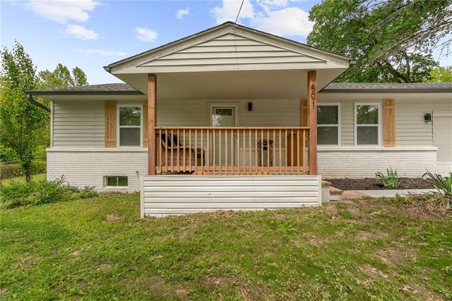 601 E Eisenhower Road, Lansing, KS 66043
