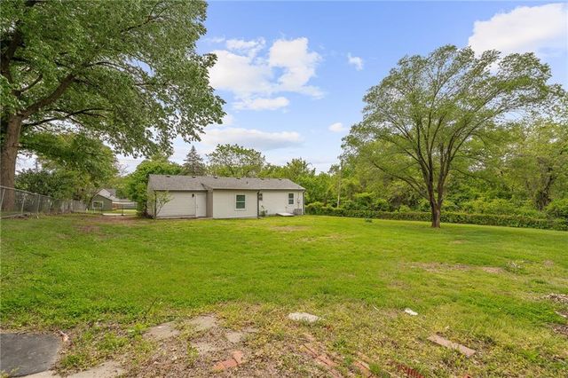 601 E Eisenhower Road, Lansing, KS 66043
