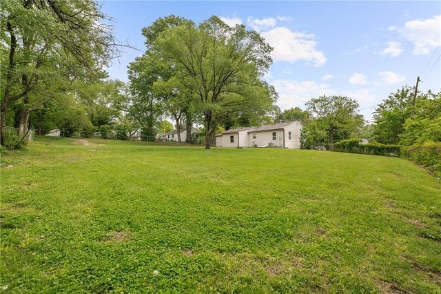 601 E Eisenhower Road, Lansing, KS 66043