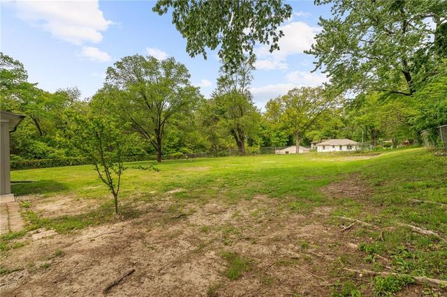 601 E Eisenhower Road, Lansing, KS 66043