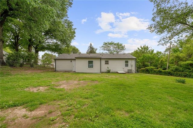 601 E Eisenhower Road, Lansing, KS 66043