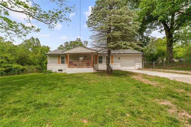 601 E Eisenhower Road, Lansing, KS 66043