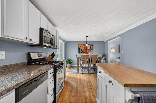18 Prospect St, Amesbury, MA 01913