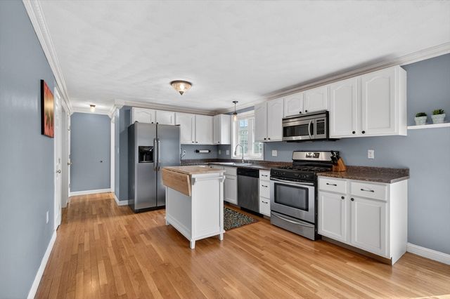 18 Prospect St, Amesbury, MA 01913