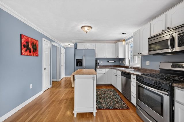 18 Prospect St, Amesbury, MA 01913