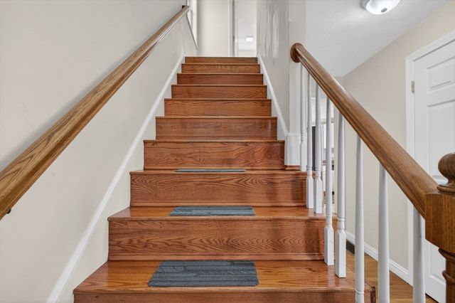 18 Prospect St, Amesbury, MA 01913