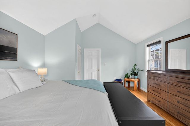 18 Prospect St, Amesbury, MA 01913