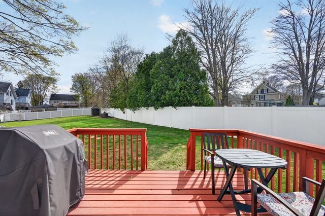 18 Prospect St, Amesbury, MA 01913