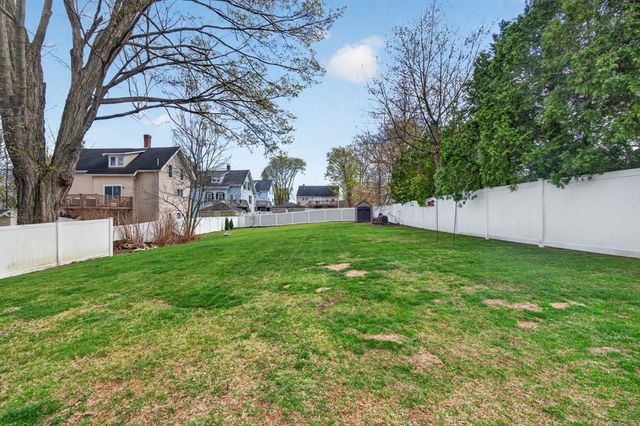 18 Prospect St, Amesbury, MA 01913