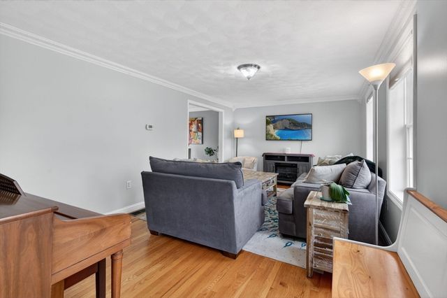 18 Prospect St, Amesbury, MA 01913