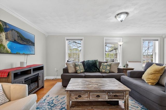 18 Prospect St, Amesbury, MA 01913