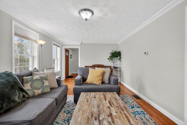 18 Prospect St, Amesbury, MA 01913