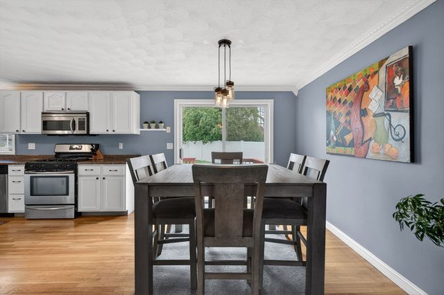 18 Prospect St, Amesbury, MA 01913