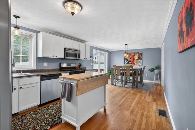 18 Prospect St, Amesbury, MA 01913