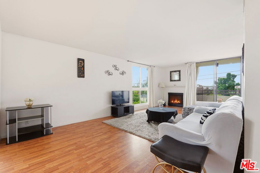911 N Kings Road 310, West Hollywood, CA 90069 — photo 2