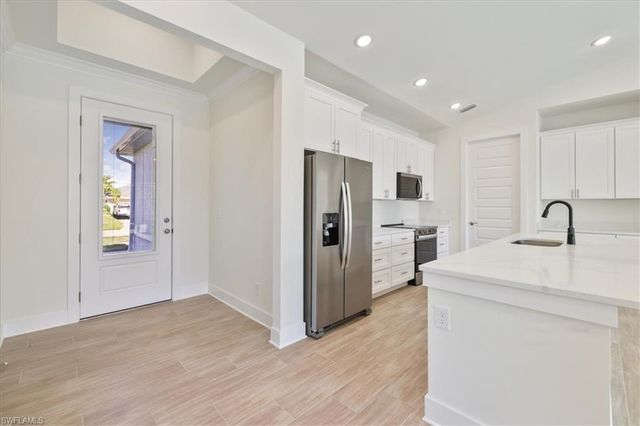 932 SW 36th TER, Cape Coral, FL 33914