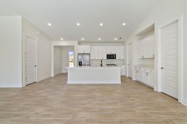 932 SW 36th TER, Cape Coral, FL 33914