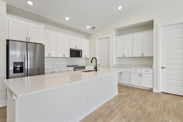 932 SW 36th TER, Cape Coral, FL 33914