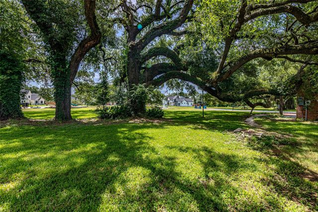 21823 White Oak View Drive, Tomball, TX 77375
