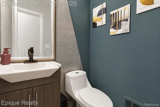 37525 Charter Oaks Boulevard, Clinton Charter Township, MI 48036