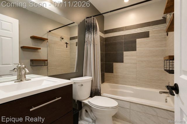37525 Charter Oaks Boulevard, Clinton Charter Township, MI 48036