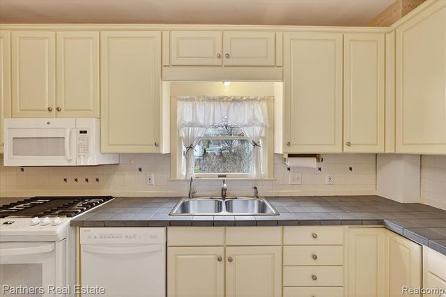 415 W Sibley Street, Howell, MI 48843