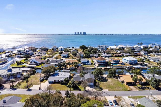 3367 Circle Dr, Gulf Breeze, FL 32563