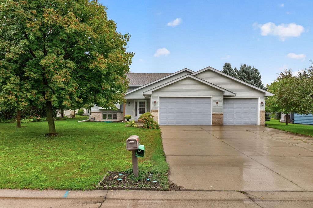 135 Obrien Parkway, Belle Plaine, MN 56011 — exterior