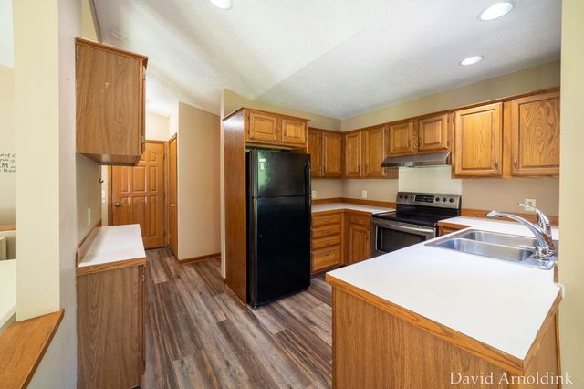 624 S 160th Avenue, Park Twp, MI 49423