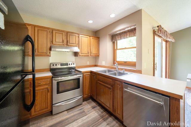 624 S 160th Avenue, Park Twp, MI 49423